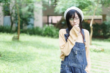 Jean tulum giyen Asyalı kız 