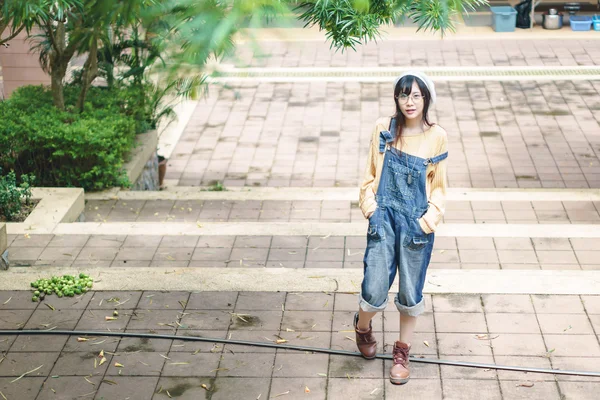 Ασιατικό κορίτσι φορώντας τζιν σαλοπέτα — Φωτογραφία Αρχείου