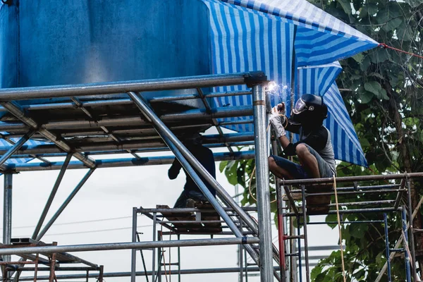 Тайская трудовая сварка на стали — стоковое фото