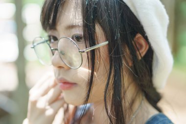 Jean tulum giyen Asyalı kız 