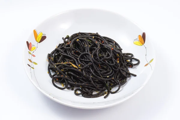 Espaguetis negros picantes instantáneos revueltos — Foto de Stock