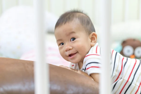 Asiático bebê brincando na cama — Fotografia de Stock