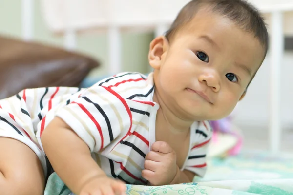 Asiático bebê brincando na cama — Fotografia de Stock