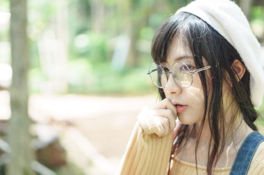 Jean tulum giyen Asyalı kız 