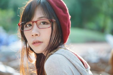 Parktaki Asyalı kız.