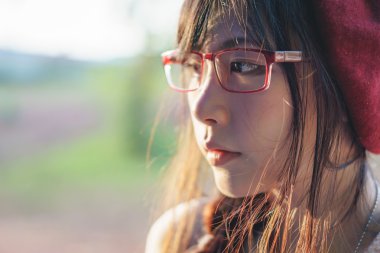 Parktaki Asyalı kız.