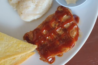 Tavuk spagetti ile domuz eti biftek