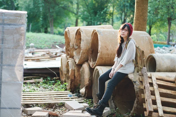 Азиатская девушка в парке — стоковое фото