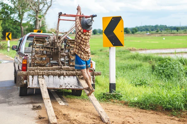 Tractor de carga agricultor tailandés — Foto de Stock