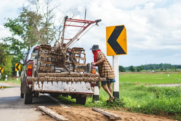 Tractor de carga agricultor tailandés — Foto de Stock