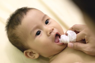 Anne bebek ağzı temizler