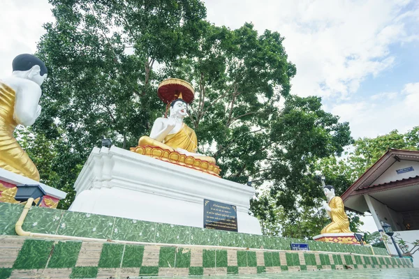 Buddhastaty med thailändska skandera word — Stockfoto