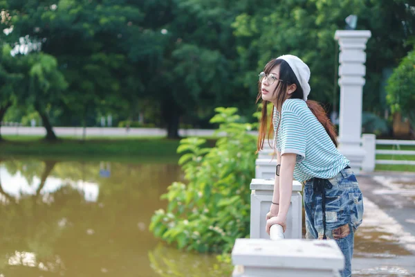 Charmante Aziatische meisje dragen van jean overall in het park — Stockfoto