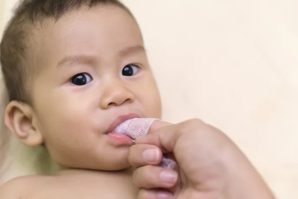 Мать чистит рот ребенку — стоковое фото