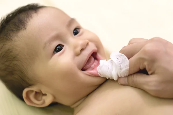 Mère nettoie la bouche du bébé — Photo