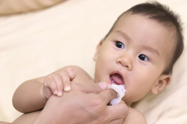 Ibu membersihkan mulut bayi — Stok Foto