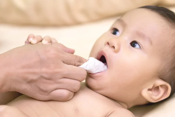 Madre limpia la boca del bebé — Foto de Stock