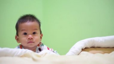 Asya bebek 8 ay tırmanmaya üzerinde