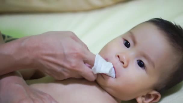 Mère nettoie la bouche du bébé — Video