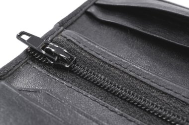 Bir fermuar üstünde eski deri çantası