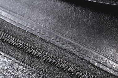 Bir fermuar üstünde eski deri çantası