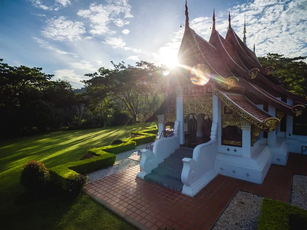 Luftaufnahme eines öffentlichen thailändischen Tempels — Stockfoto