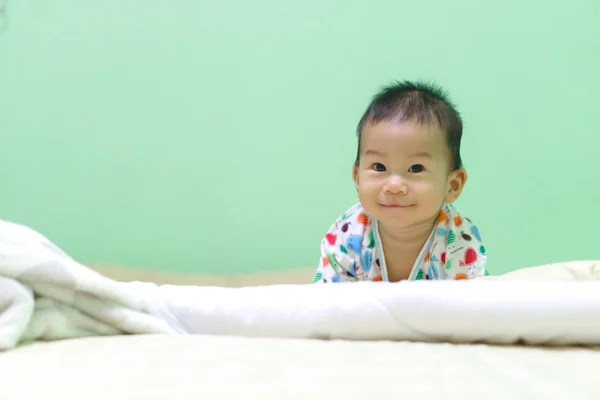 8 mesi Asiatico bambino salire oltre — Foto Stock