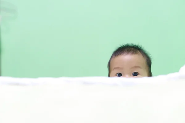 8 meses Asiático bebê escalar mais — Fotografia de Stock