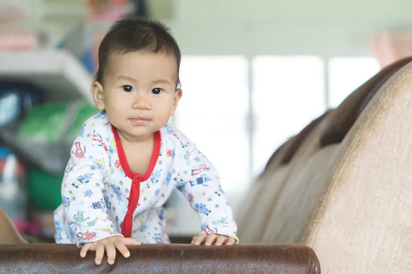 8 mesi Asiatico bambino salire oltre — Foto Stock