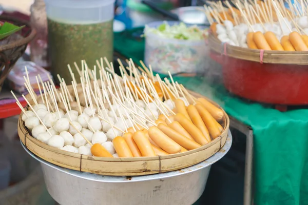 Bolas y salchichas de carne al vapor —  Fotos de Stock