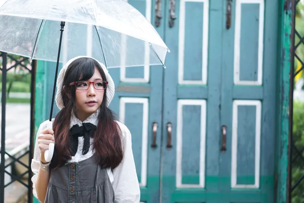 Asiatisk flicka med paraply — Stockfoto