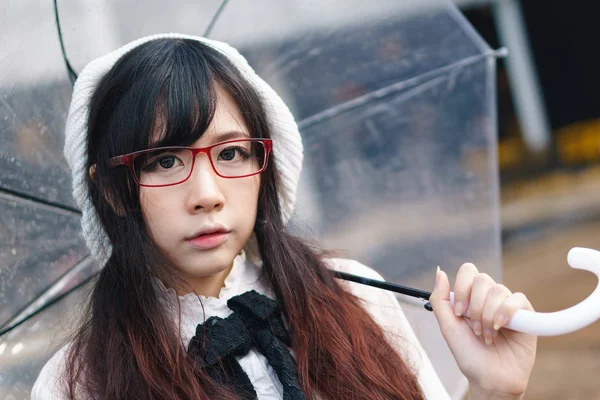 Asiatisk flicka med paraply — Stockfoto
