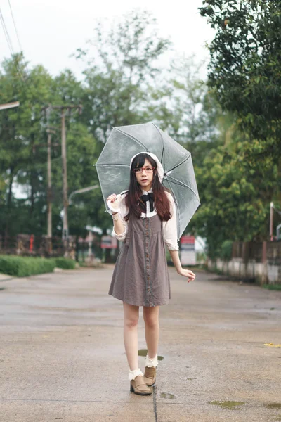Asiatico ragazza con ombrello — Foto Stock