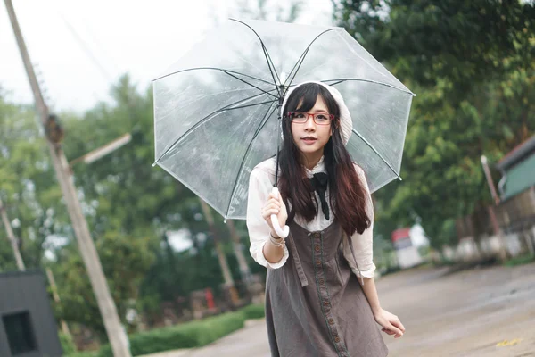 Asiatische Mädchen mit Regenschirm — Stockfoto