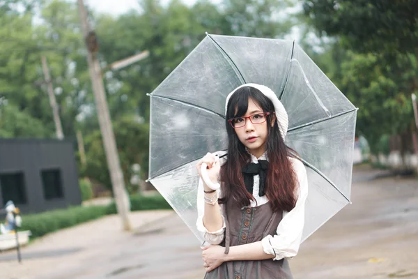 Asiatische Mädchen mit Regenschirm — Stockfoto