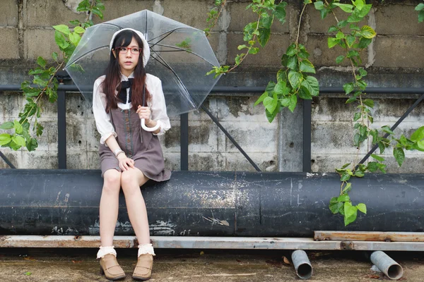 Aziatische meisje met paraplu — Stockfoto