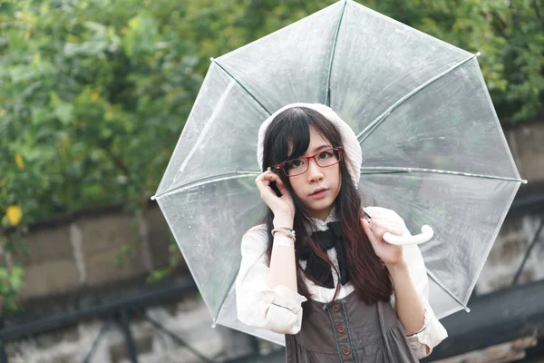 Menina asiática com guarda-chuva — Fotografia de Stock