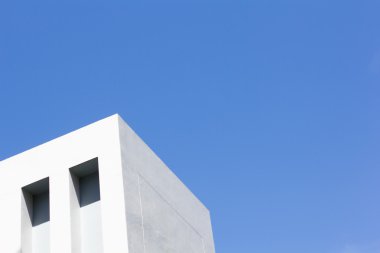 Bina çatı ve mavi gökyüzü