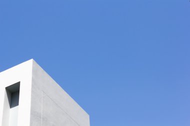 Bina çatı ve mavi gökyüzü