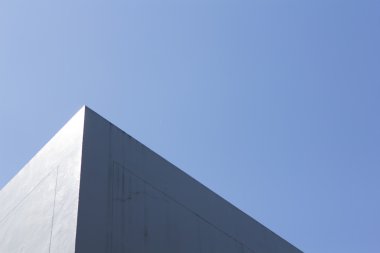 Bina çatı ve mavi gökyüzü