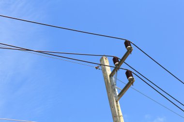 Güç hattı iletken eski ahşap kutup