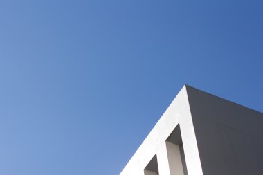 Bina çatı ve mavi gökyüzü