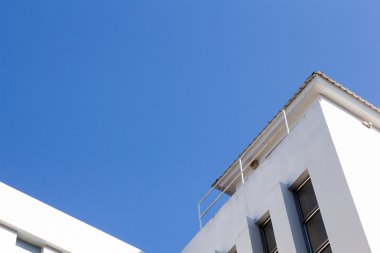 Bina çatı ve mavi gökyüzü