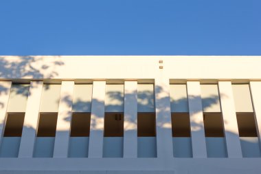 Bina çatı ve mavi gökyüzü