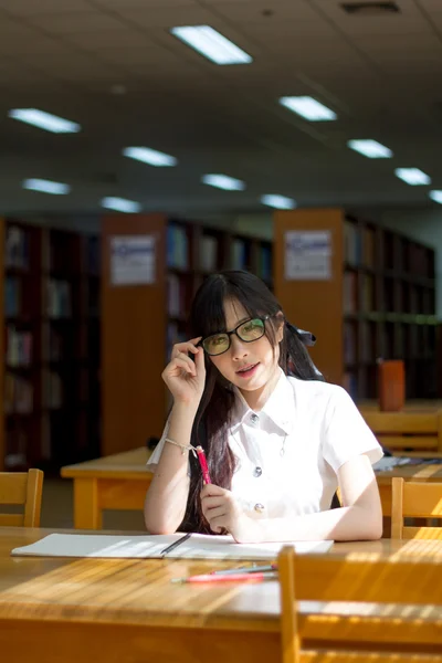 Menina asiática em uniforme — Fotografia de Stock