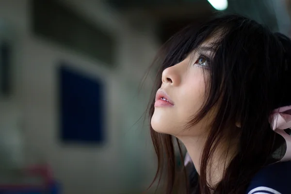 Büyüleyici gözlü Asyalı okul kız