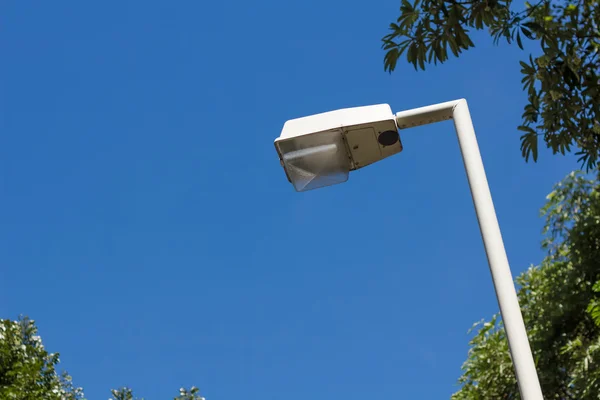 Straatlamp in de lucht — Stockfoto