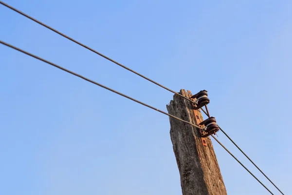 Condutor de linha de energia no velho poste de madeira — Fotografia de Stock