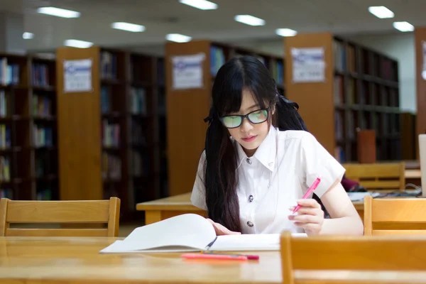 Asiatisk tjej i uniform — Stockfoto