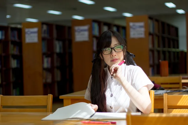 Asiática chica en uniforme — Foto de Stock